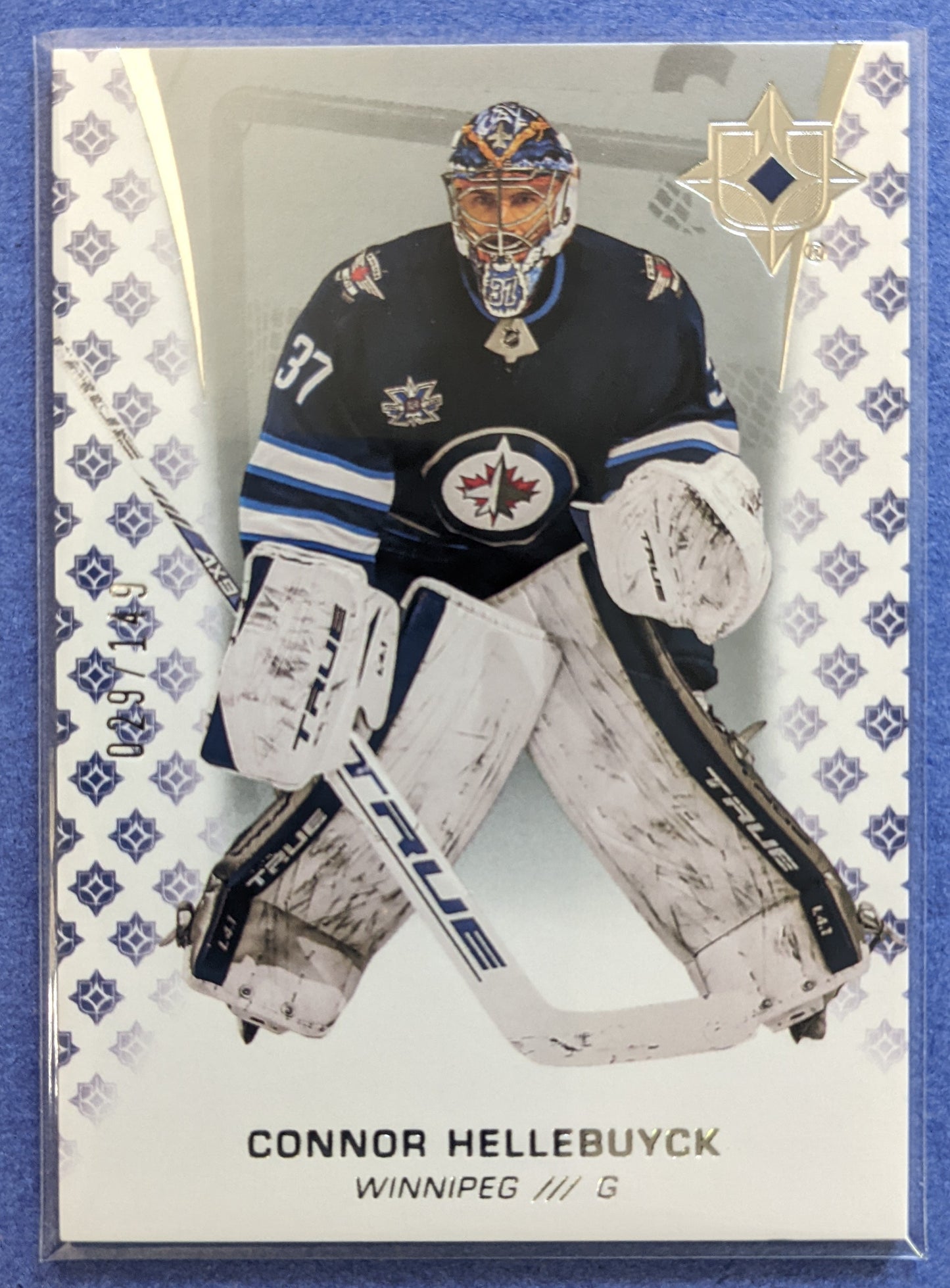 2020-21 Upper Deck Ultimate Collection - Connor Hellebuyck #17 (029/149)